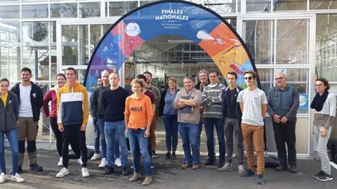 Durant la phase 1 de leur finale, à Angers (49) fin octobre 2021, les neuf compétiteurs régionaux pour l’horticulture sont au premier plan, accompagnés de leurs jurés et coachs. ©I. Tabillon